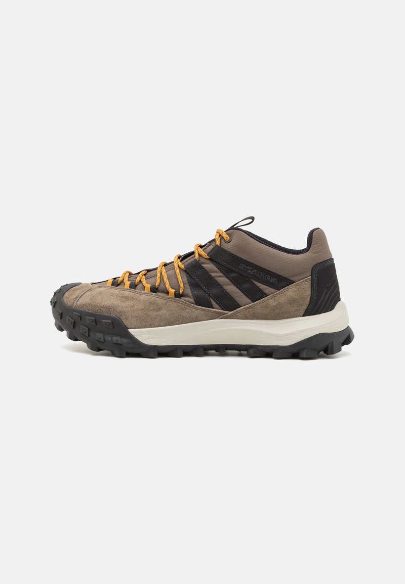 Chaussures de randonnée avec une tige en suède et en textile de couleur marron et noir, dotées de lacets orange et d'une semelle extérieure en caoutchouc texturé pour une meilleure adhérence.