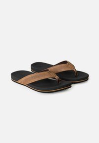 Brune læder flip-flops med en perforeret rem, sort polstret fodseng og en struktureret gummisål med en subtil orange detalje.