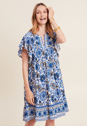 Blaues und weißes gemustertes Kleid mit kurzen, fließenden Ärmeln, V-Ausschnitt und einem fransigen Saum. Verziert mit floralen Motiven und dekorativer Borte.
