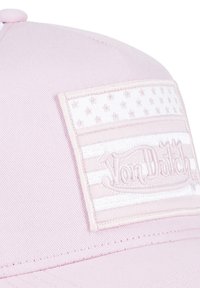 Casquette de baseball rose avec un patch brodé représentant un design de drapeau, et le texte "Von Dutch" dans une police stylisée. Fermeture ajustable à l'arrière.