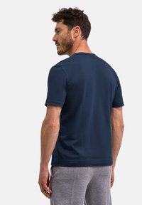 Granatowy t-shirt z krótkim rękawem wykonany z miękkiej tkaniny, z klasycznym okrągłym dekoltem i prostym, gładkim wzorem.