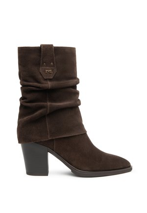 Botte mi-mollet en daim brun foncé avec une tige souple, un bout pointu, un talon bloc et une petite languette avec un détail de logo en métal.