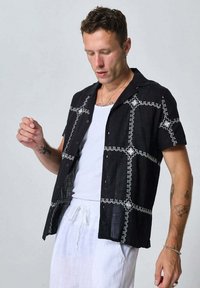 FRILIVIN MANCHES COURTES À BRODERIE - Chemise - noir