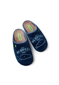 Zapatillas de color azul marino con una textura suave y peluda. Presentan el texto blanco "Club ANTI BURPEES" y un gráfico de un pepinillo. Etiqueta de marca verde en el interior.