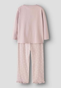 Gaiši rozā garām piedurknēm tops, kopā ar atbilstošām pidžamas biksēm ar atkārtotu loku rakstu un volānu apakšmalu. Mīksts kokvilnas materiāls.