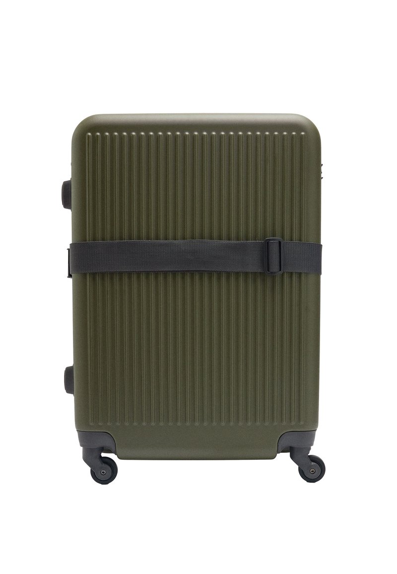 Oliwkowa, twarda walizka z pionowymi rowkami, czarny pasek do bezpiecznego zamknięcia oraz cztery kółka ułatwiające mobilność.