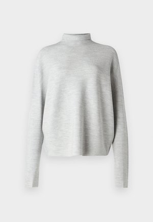 Pull en col roulé gris clair, fabriqué en tissu doux, avec des manches longues et une coupe décontractée, présentant une texture lisse et fine.