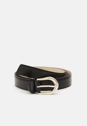 Cinturón de cuero negro enrollado con hebilla redonda brillante en tono dorado sobre fondo blanco liso.