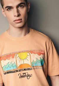 Next LICENSE REGULAR - T-shirts print - beach boys orange