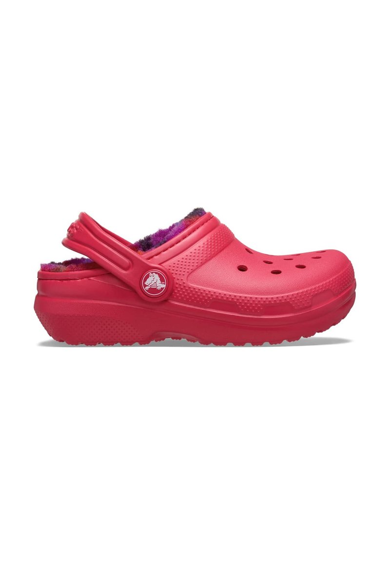 Czerwone klapki Crocs z formowanym wzorem, otworami do wentylacji i futrzanym wykończeniem. Posiadają tylną taśmę oraz teksturowaną podeszwę dla lepszej przyczepności.