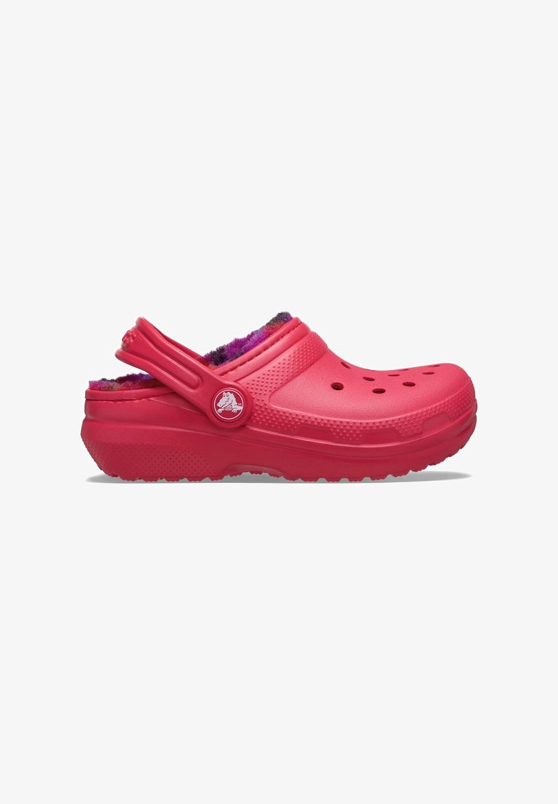 Czerwone klapki Crocs z formowanym wzorem, otworami do wentylacji i futrzanym wykończeniem. Posiadają tylną taśmę oraz teksturowaną podeszwę dla lepszej przyczepności.