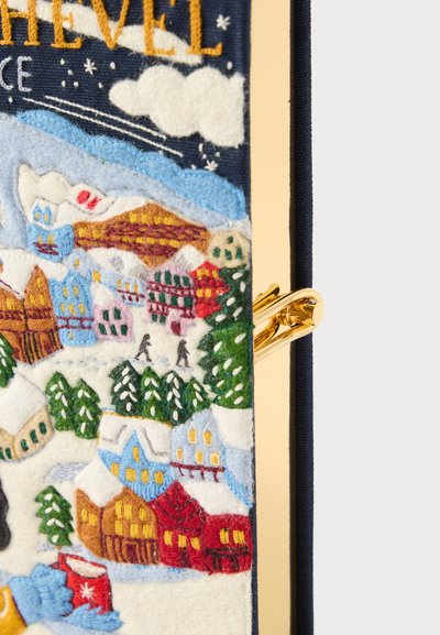 Geborduurde clutch met een door sneeuw bedekt dorpsbeeld, kleurrijke huizen, groene bomen en gouden hardwaredetails.
