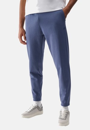 - Spodnie treningowe