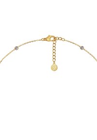 Zlatý náramok s reťazou so zapínaním na krabie oko, dvoma vsadenými kryštálmi a malou štítkom so značkou, prezentujúci jemný a minimalistický dizajn.