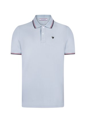 Polo de algodón de color azul claro con mangas cortas, tapeta de tres botones y un logo de un pájaro negro. Rayas en contraste de color rojo y azul marino en el cuello.
