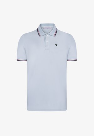 Helles blaues Baumwoll-Polohemd mit kurzen Ärmeln, dreiknöpfigem Revers und einem schwarzen Vogel-Logo. Kontrastierende rot und marineblaue Streifen am Kragen.