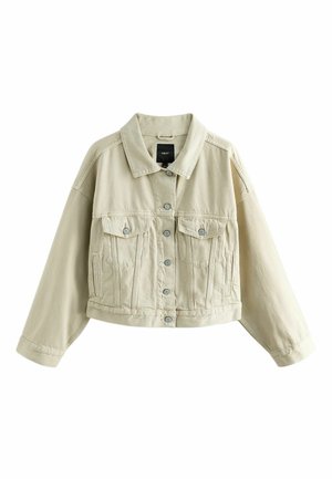Giacca cropped in denim beige con maniche lunghe, chiusura con bottoni sul davanti, due tasche con pattina sul petto e due tasche laterali a fessura.