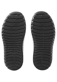 Czarne gumowe podeszwy butów posiadają wzór bieżnika z rowkami i okręgami, które zapewniają przyczepność. Krawędzie są gładkie i lekko podniesione.