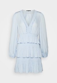 Robe bleu clair à manches longues avec un profond décolleté en V, bordure à volants, taille cintrée et jupe à volants à étages.