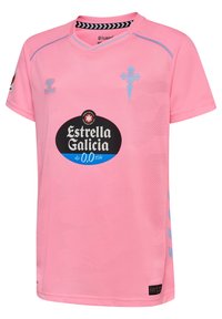 Różowa koszulka piłkarska z krótkim rękawem i okrągłym dekoltem. Posiada niebieskie akcenty, teksturowany wzór oraz centralne czarne logo Estrella Galicia.