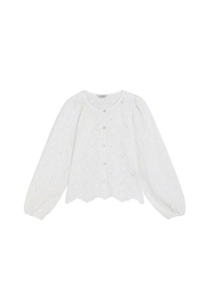 Blusa blanca de manga larga con bordados calados florales, escote redondo, botones frontales de perla, puños elásticos y dobladillo con borde ondulado.