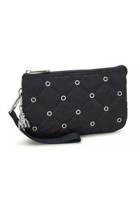 Czarna pikowana kosmetyczka z srebrnymi oczkami, zamek błyskawiczny i odczepiany pasek na nadgarstek. Posiada małą metaliczną zawieszkę.