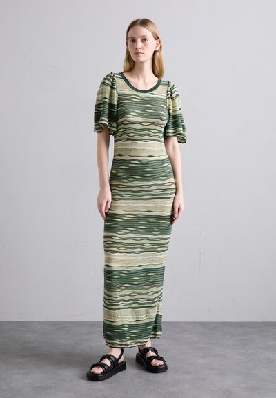 Abito con maniche a sbuffo, caratterizzato da un motivo a onde in tonalità verde e beige. Realizzato in un tessuto a maglia testurizzato, si adatta perfettamente al corpo.
