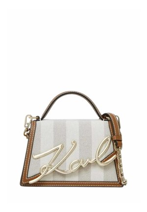 Petit sac à main structuré avec des rayures beige et blanches, garniture en cuir marron, bandoulière chaîne dorée, et grand logo "Karl" doré sur le rabat avant.
