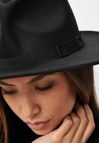 Next FEDORA - Klobuk - black