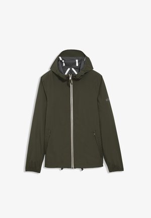 Veste imperméable vert foncé avec capuche, fermeture éclair avant argentée, poches latérales et poignets élastiques, avec des accents gris à l'intérieur.