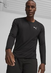 Schwarz langärmliges Sportoberteil mit rundem Halsausschnitt, mit einem weißen Puma-Logo auf der Brust, aus einem glatten, elastischen Stoff gefertigt.
