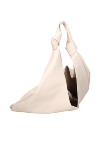 Borsa in pelle color crema con forma triangolare unica, manici annodati e apertura superiore. Texture morbida con finitura liscia e design minimalista.