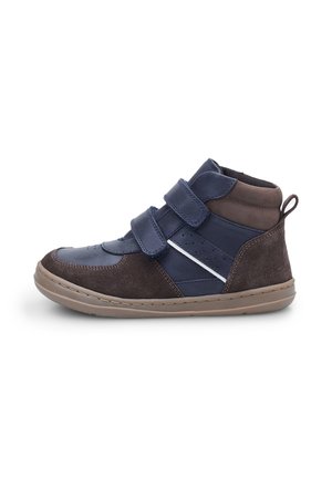 Baskets montantes pour enfants en bleu marine et marron avec deux sangles auto-agrippantes et une semelle en caoutchouc beige.