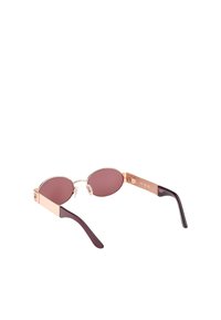 Occhiali da sole ovali con lenti rosa, montatura in metallo dorato e aste in plastica bordeaux. Caratterizzati da cuscinetti nasali e dettagli incisi sulle aste.