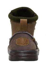 Stivale alla caviglia marrone e oliva con tomaia texture, collo imbottito, cuciture decorative e una patch con il logo sul tallone. Suola in gomma.