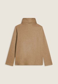 Maglioncino marrone a maniche lunghe con collo alto e texture liscia. Presenta una linea dritta senza chiusure o fantasie visibili.