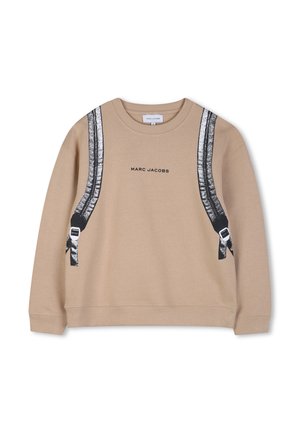Beige sweatshirt met zwart bandontwerp en gespaccenten. "MARC JACOBS" in zwart gedrukt onder de halslijn. Zachte stoftextuur.