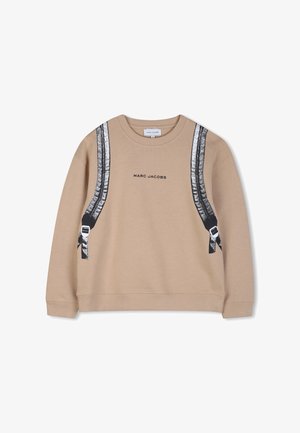 Sweatshirt beige avec design de sangle noire et détails de boucle. "MARC JACOBS" imprimé en noir sous l'encolure. Texture de tissu douce.