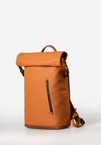 Rolltop-Rucksack aus glattem orangefarbenem Leder mit einer vorderen Reißverschlusstasche, verstellbaren Trägern und einem oberen Griff für einfaches Tragen.
