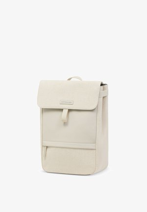 Beiger rechteckiger Rucksack mit Klappverschluss, Fronttasche, Stoffriemen und strukturiertem Fischgrätmuster.