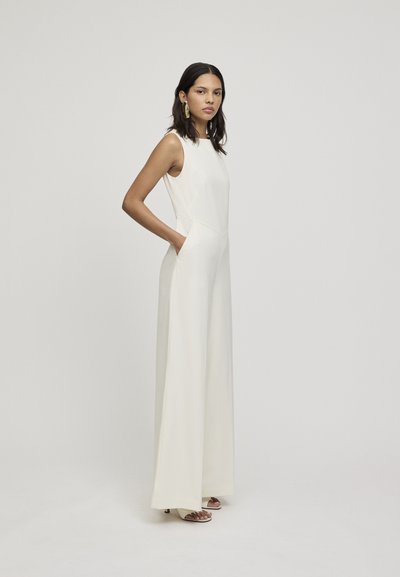Witte mouwloze jumpsuit met een aansluitend bovenstuk en wijde broekspijpen. Bevat zijzakken en heeft een gladde textuur die geschikt is voor formele gelegenheden.