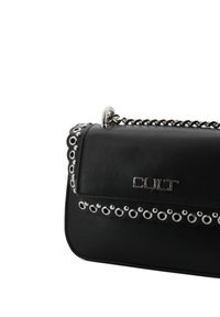 Borsa a tracolla in pelle nera con una catenella, caratterizzata da accenti in occhialini argentati lungo il bordo e un logo metallico sul davanti.