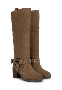 Botas altas de ante marrón con puntera redondeada, tacón grueso y una correa decorativa que presenta tachuelas metálicas y una hebilla circular.