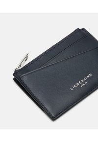 Granatowy skórzany etui na karty z teksturowanym, ukośnym przeszyciem, srebrną biżuterią i wytłoczonym logo. Kompaktowy i elegancki design.