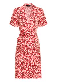 Czerwona i biała sukienka w kwiaty z krótkimi rękawami, w kształcie litery A, z kołnierzykiem, zapinana na guziki z przodu oraz z przymocowanym paskiem w talii. Wykonana z lekkiego materiału.