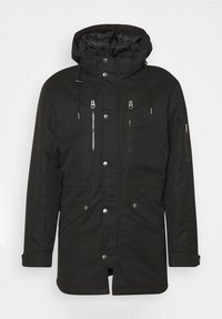 Parka d'hiver longue noire avec capuche, fermeture éclair frontale et boutons-pression, deux poches verticales sur la poitrine, deux poches à rabat inférieures, et une poche zippée sur la manche.