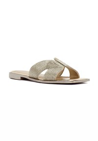 Gouden gevlochten slipper sandalen met een platte zool, met een open teen en een ingewikkeld kruisdessin voor extra textuur en detail.