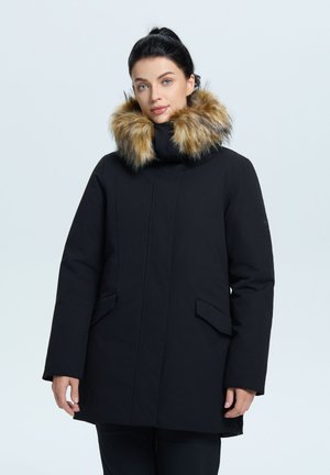 Parka noire avec une capuche en fourrure amovible. Conçu avec une fermeture éclair sur le devant et des poches latérales. Fabriqué à partir d'un tissu lisse et résistant à l'eau.