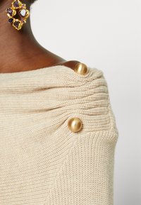 Cult Gaia Stickad tröja - beige