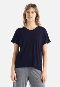T-shirt in navy con scollatura a V, realizzato in un tessuto morbido e leggero. Maniche corte, vestibilità comoda e design senza cuciture si abbinano perfettamente all'abbigliamento casual.